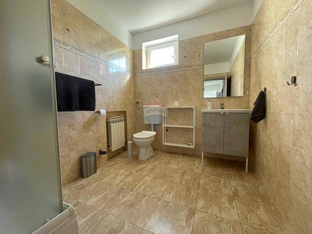 Otok Krk, Punat - družinska hiša z velikim vrtom, razgled, blizu morja