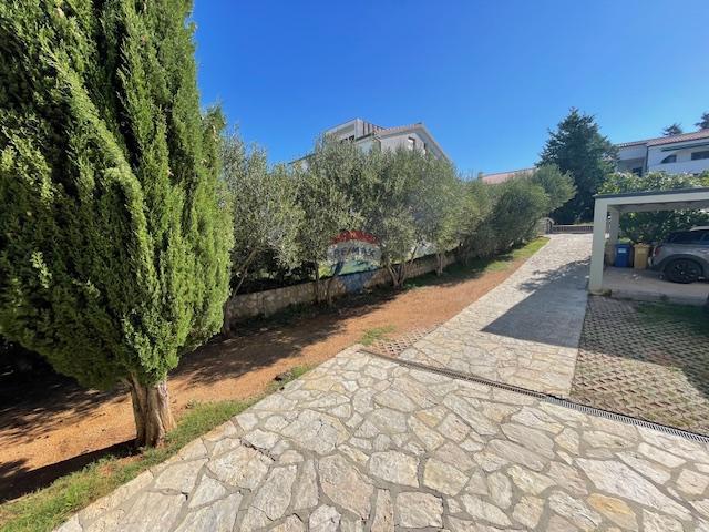 Otok Krk, Punat - družinska hiša z velikim vrtom, razgled, blizu morja