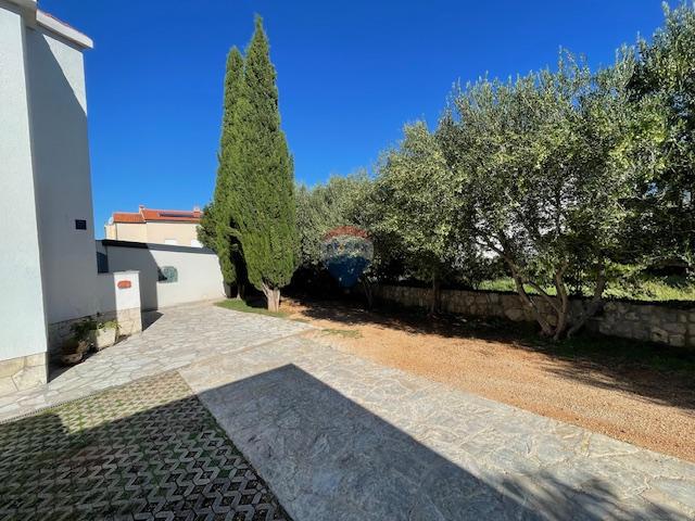 Otok Krk, Punat - družinska hiša z velikim vrtom, razgled, blizu morja