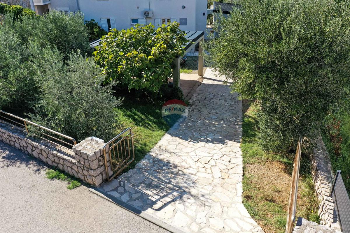 Otok Krk, Punat - družinska hiša z velikim vrtom, razgled, blizu morja