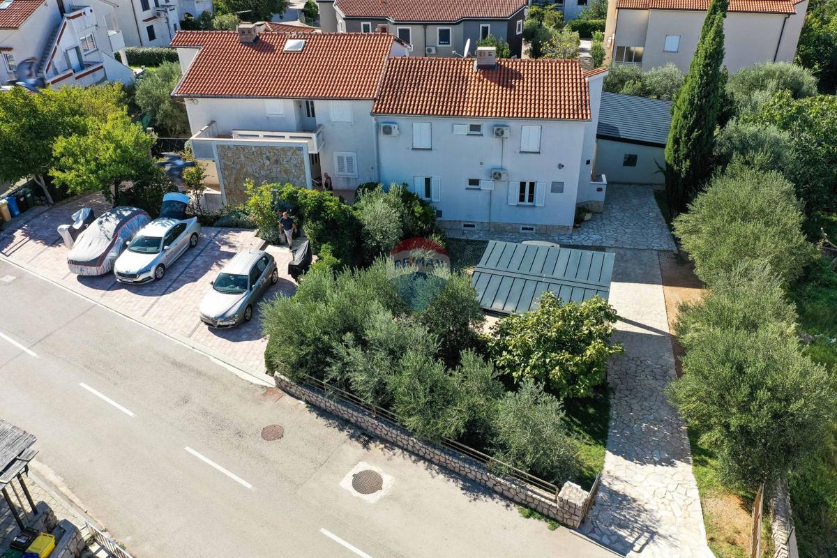 Otok Krk, Punat - družinska hiša z velikim vrtom, razgled, blizu morja