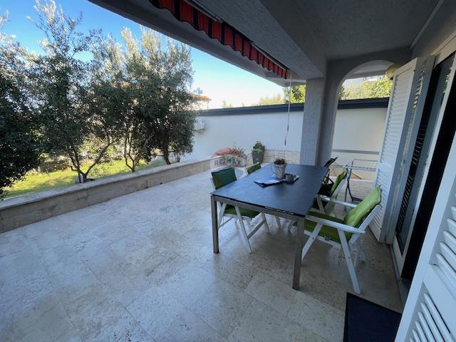 Otok Krk, Punat - družinska hiša z velikim vrtom, razgled, blizu morja