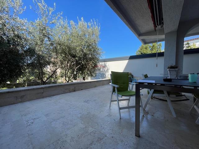 Otok Krk, Punat - družinska hiša z velikim vrtom, razgled, blizu morja