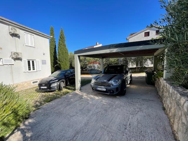 Otok Krk, Punat - družinska hiša z velikim vrtom, razgled, blizu morja