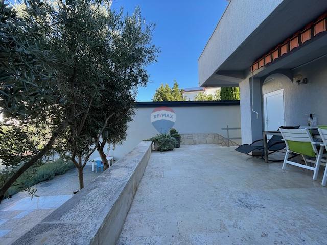 Otok Krk, Punat - družinska hiša z velikim vrtom, razgled, blizu morja