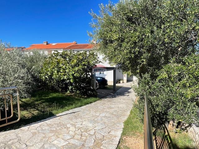 Otok Krk, Punat - družinska hiša z velikim vrtom, razgled, blizu morja