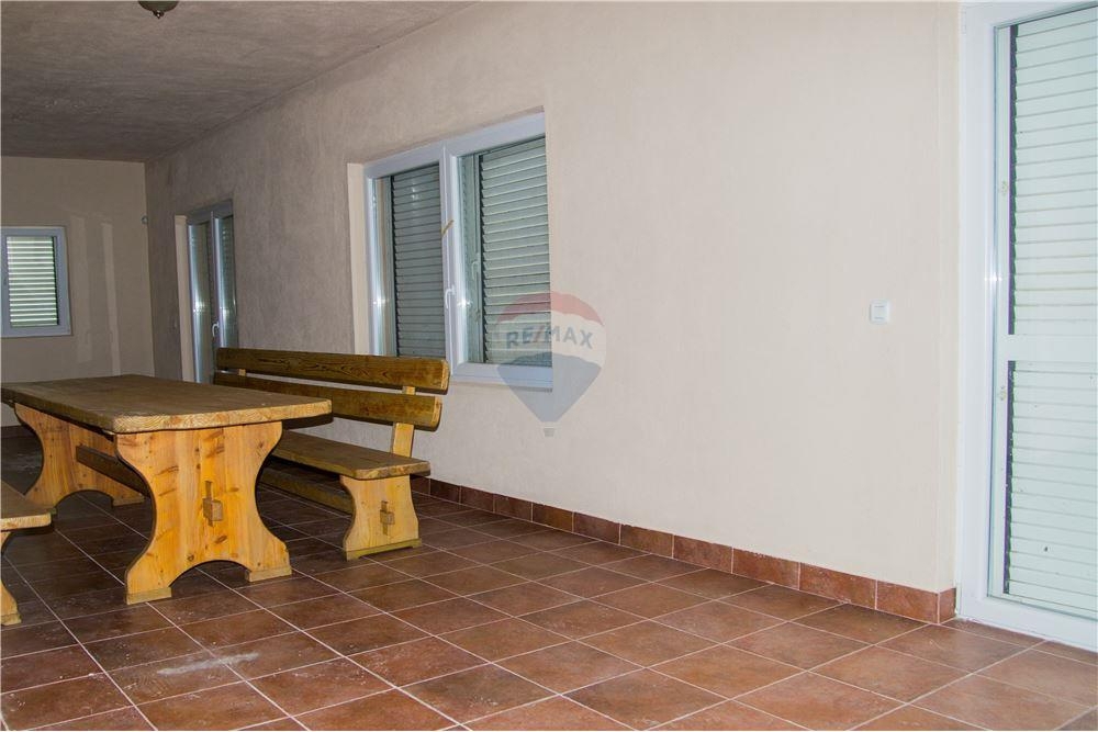 Hiša Gornji Karin, Obrovac, 408m2