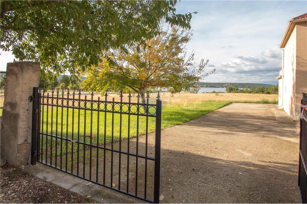 Hiša Gornji Karin, Obrovac, 408m2