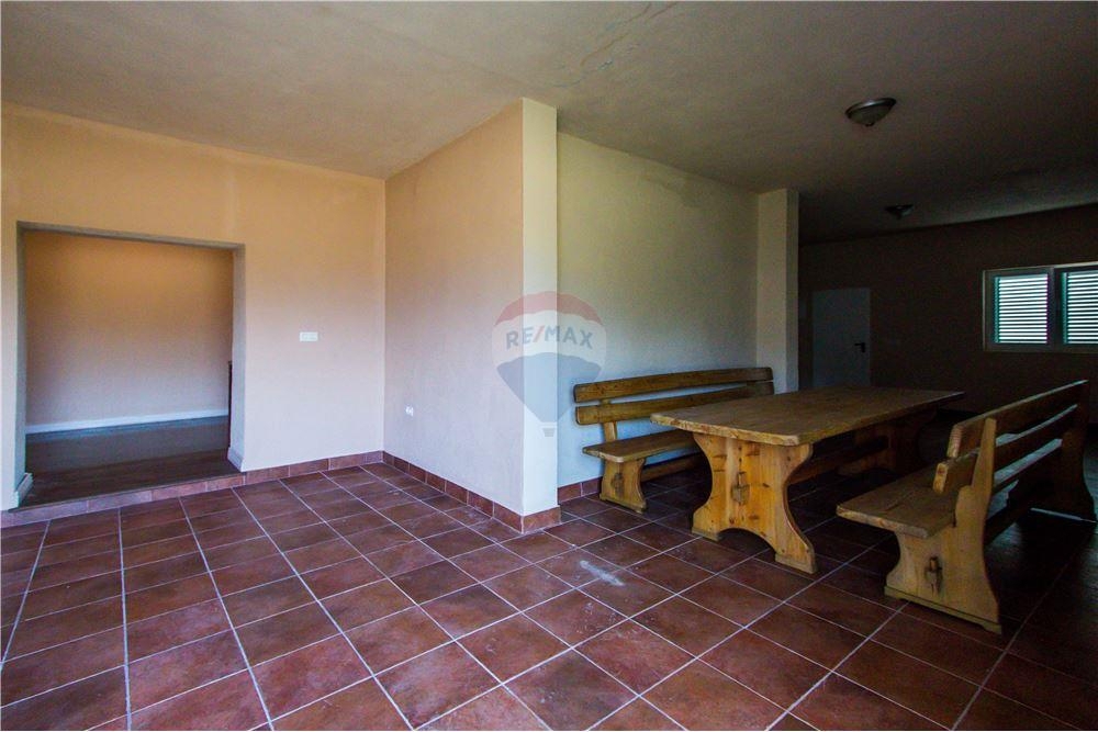 Hiša Gornji Karin, Obrovac, 408m2