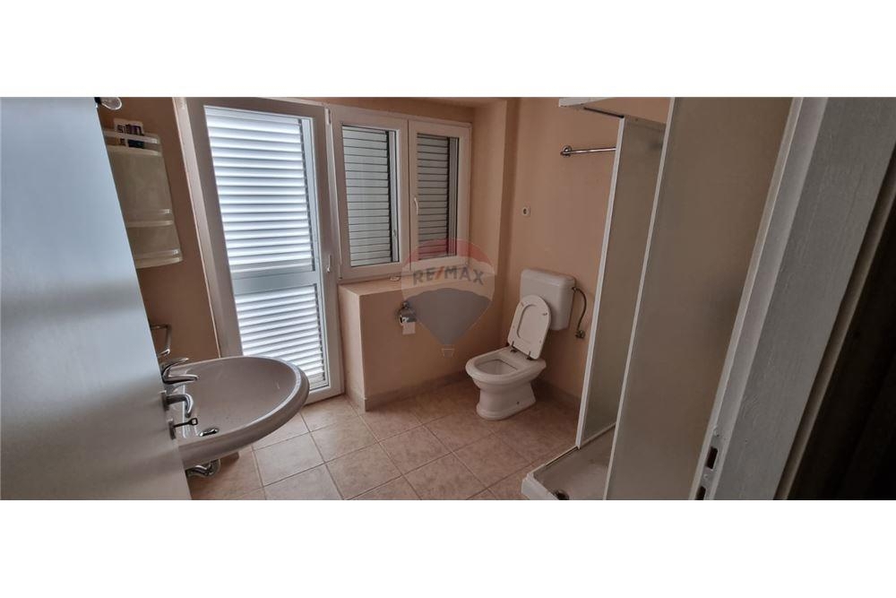 Hiša Gornji Karin, Obrovac, 408m2