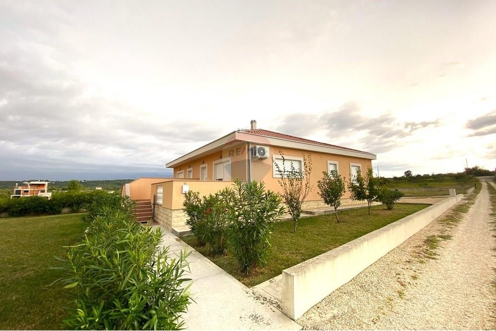 LJUBAČKI STANOVI - HIŠA Z DVEMA APARTMAJEMA 170 m OD MORJA