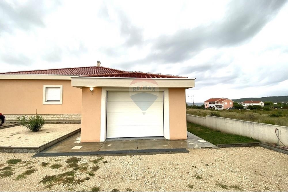 LJUBAČKI STANOVI - HIŠA Z DVEMA APARTMAJEMA 170 m OD MORJA