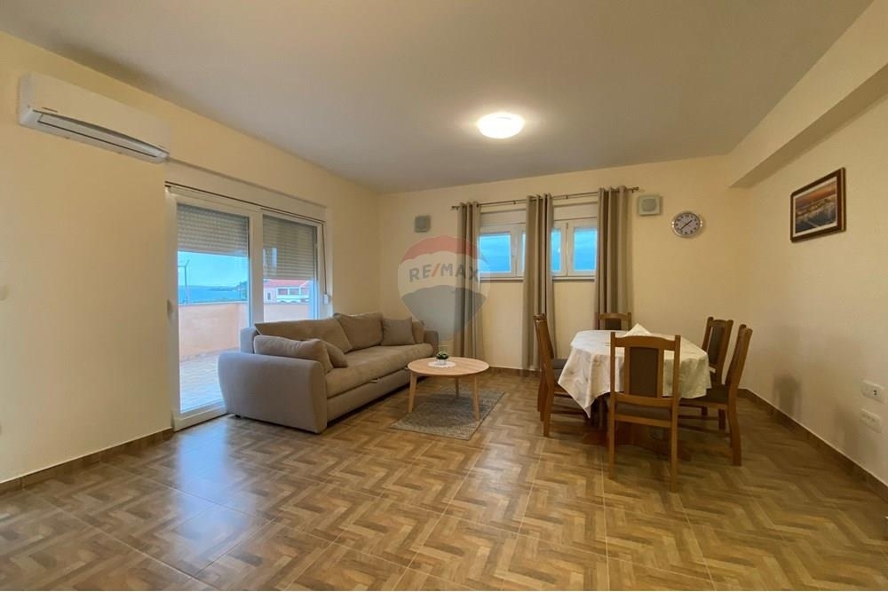 LJUBAČKI STANOVI - HIŠA Z DVEMA APARTMAJEMA 170 m OD MORJA