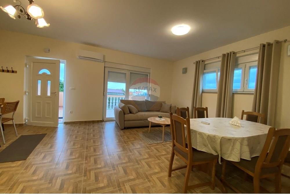 LJUBAČKI STANOVI - HIŠA Z DVEMA APARTMAJEMA 170 m OD MORJA