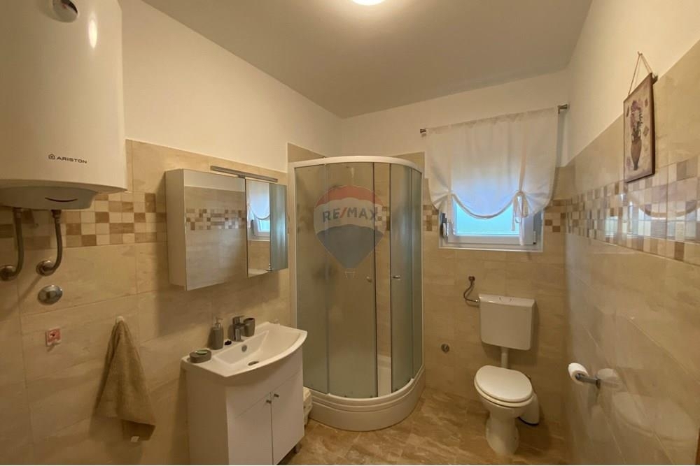 LJUBAČKI STANOVI - HIŠA Z DVEMA APARTMAJEMA 170 m OD MORJA