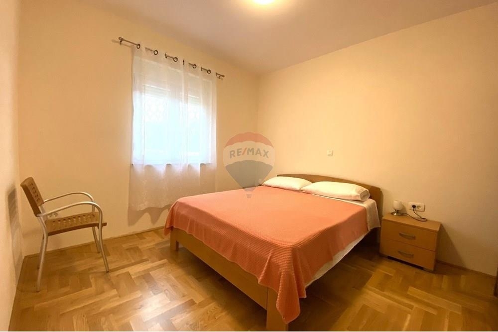 LJUBAČKI STANOVI - HIŠA Z DVEMA APARTMAJEMA 170 m OD MORJA