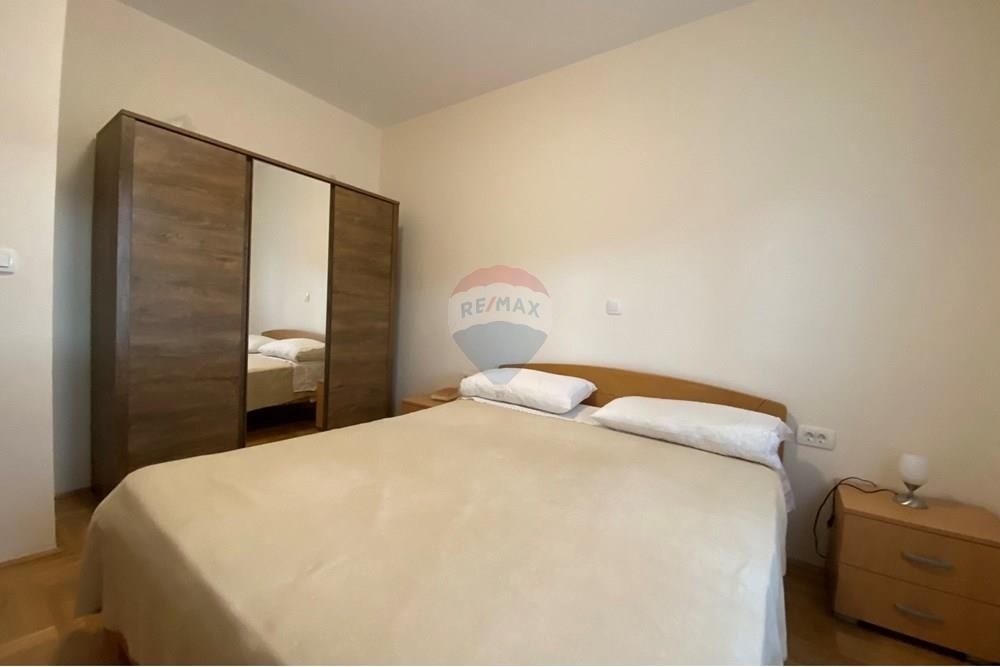 LJUBAČKI STANOVI - HIŠA Z DVEMA APARTMAJEMA 170 m OD MORJA