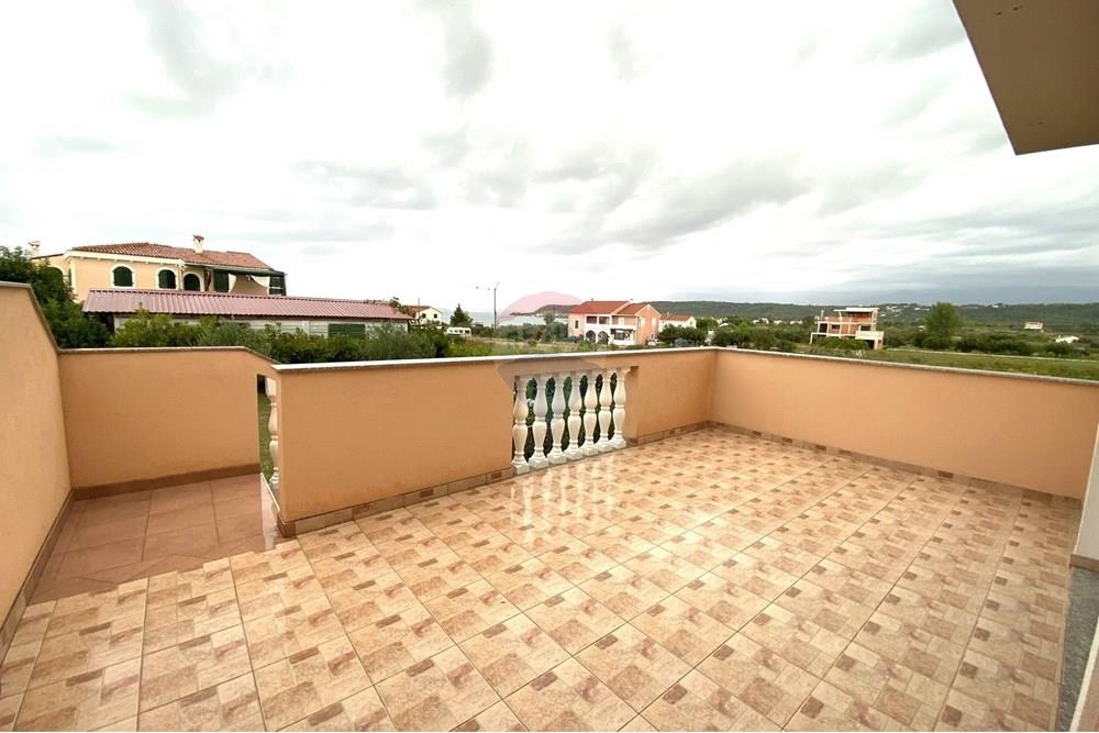 LJUBAČKI STANOVI - HIŠA Z DVEMA APARTMAJEMA 170 m OD MORJA