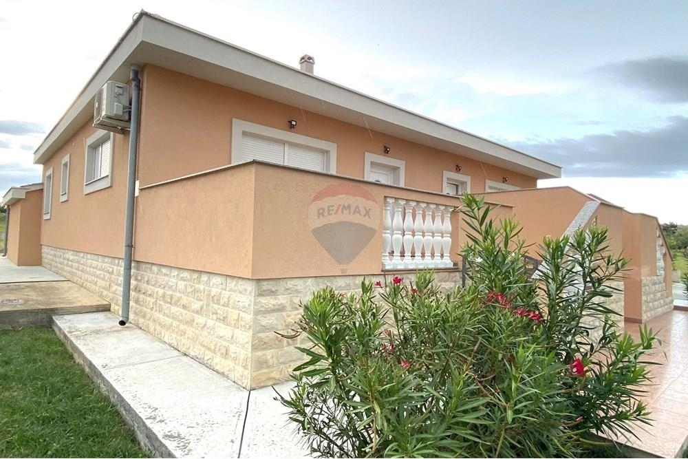 LJUBAČKI STANOVI - HIŠA Z DVEMA APARTMAJEMA 170 m OD MORJA