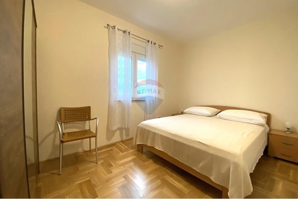 LJUBAČKI STANOVI - HIŠA Z DVEMA APARTMAJEMA 170 m OD MORJA