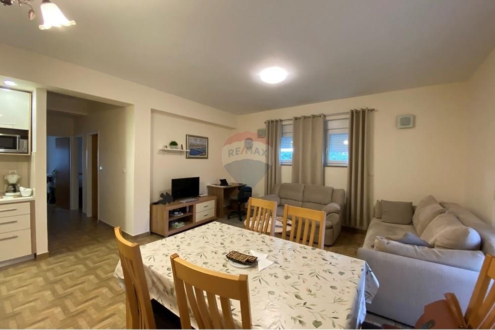 LJUBAČKI STANOVI - HIŠA Z DVEMA APARTMAJEMA 170 m OD MORJA