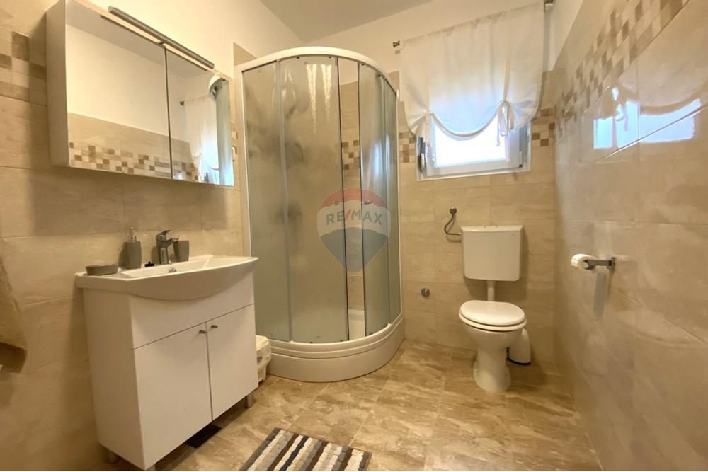 LJUBAČKI STANOVI - HIŠA Z DVEMA APARTMAJEMA 170 m OD MORJA