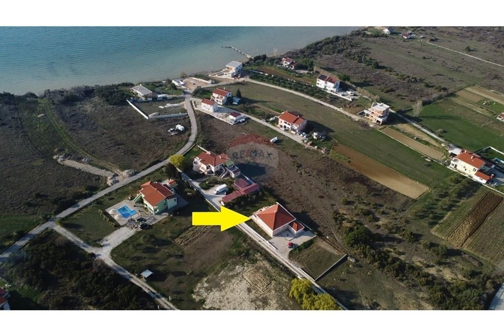 LJUBAČKI STANOVI - HIŠA Z DVEMA APARTMAJEMA 170 m OD MORJA