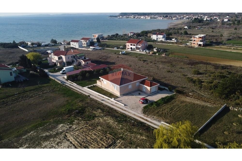 LJUBAČKI STANOVI - HIŠA Z DVEMA APARTMAJEMA 170 m OD MORJA