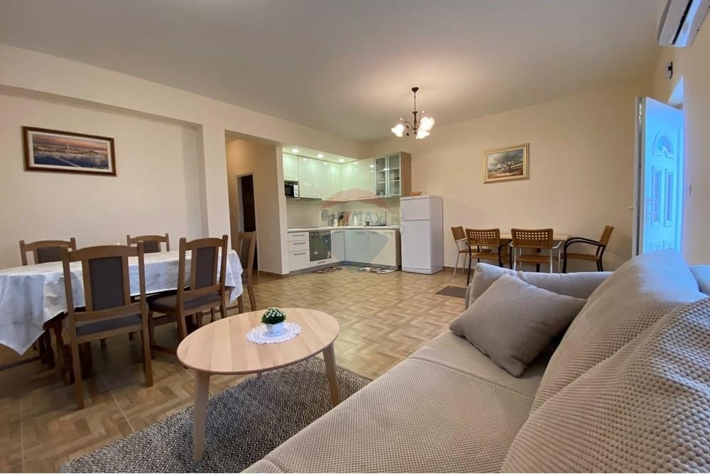 LJUBAČKI STANOVI - HIŠA Z DVEMA APARTMAJEMA 170 m OD MORJA