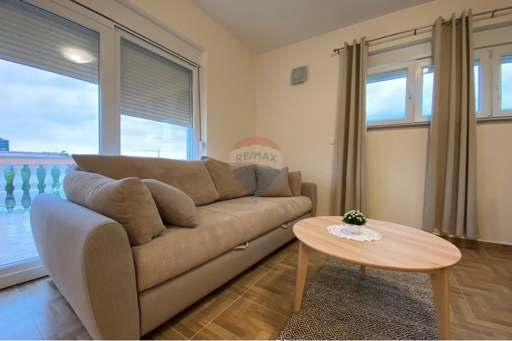 LJUBAČKI STANOVI - HIŠA Z DVEMA APARTMAJEMA 170 m OD MORJA