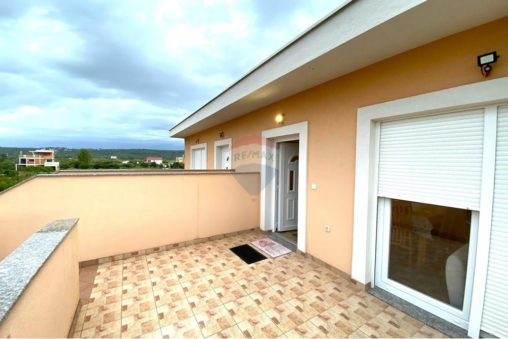 LJUBAČKI STANOVI - HIŠA Z DVEMA APARTMAJEMA 170 m OD MORJA