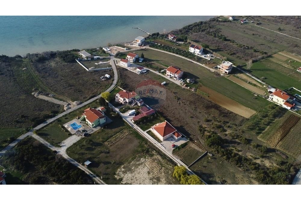 LJUBAČKI STANOVI - HIŠA Z DVEMA APARTMAJEMA 170 m OD MORJA