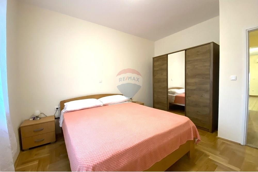 LJUBAČKI STANOVI - HIŠA Z DVEMA APARTMAJEMA 170 m OD MORJA