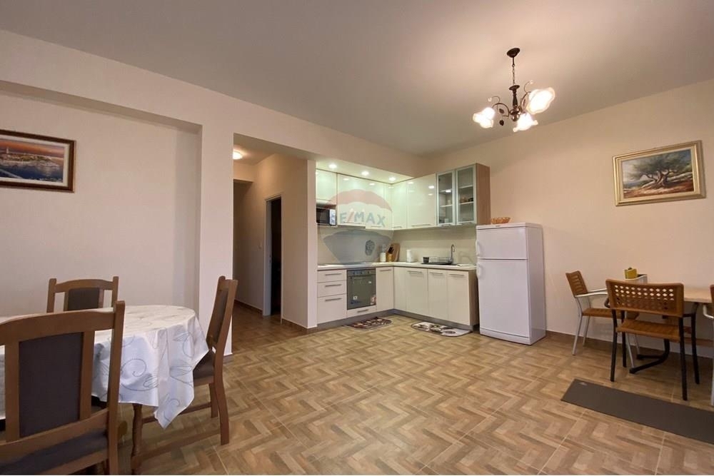 LJUBAČKI STANOVI - HIŠA Z DVEMA APARTMAJEMA 170 m OD MORJA