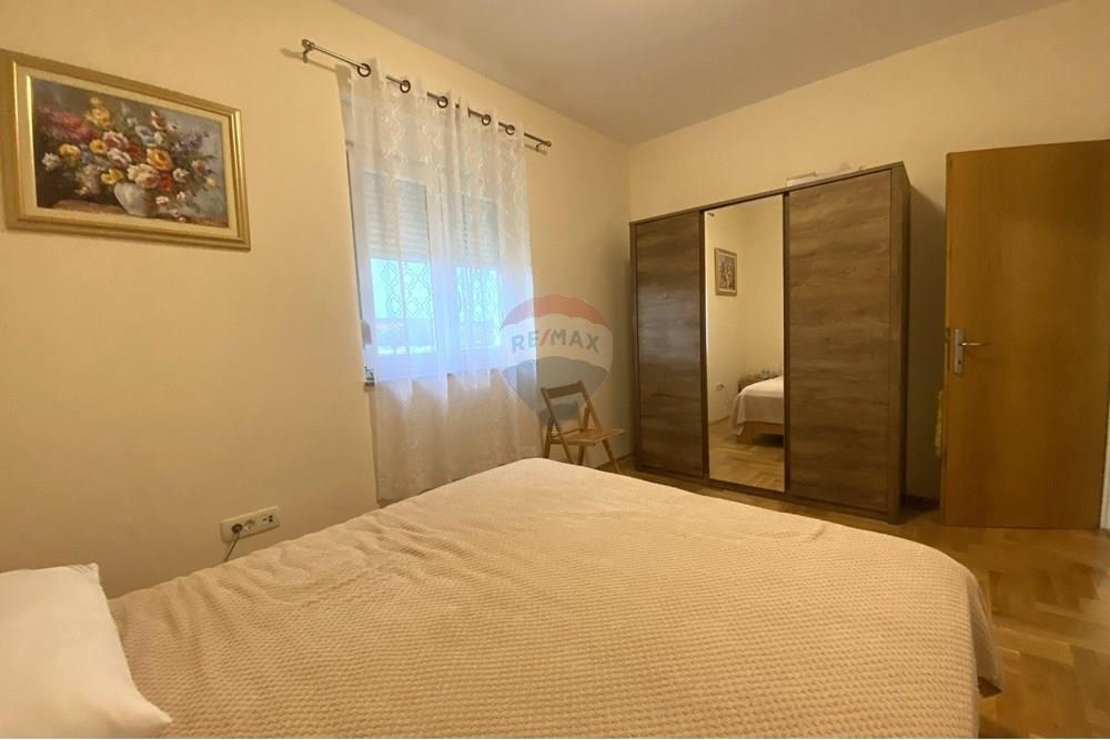 LJUBAČKI STANOVI - HIŠA Z DVEMA APARTMAJEMA 170 m OD MORJA