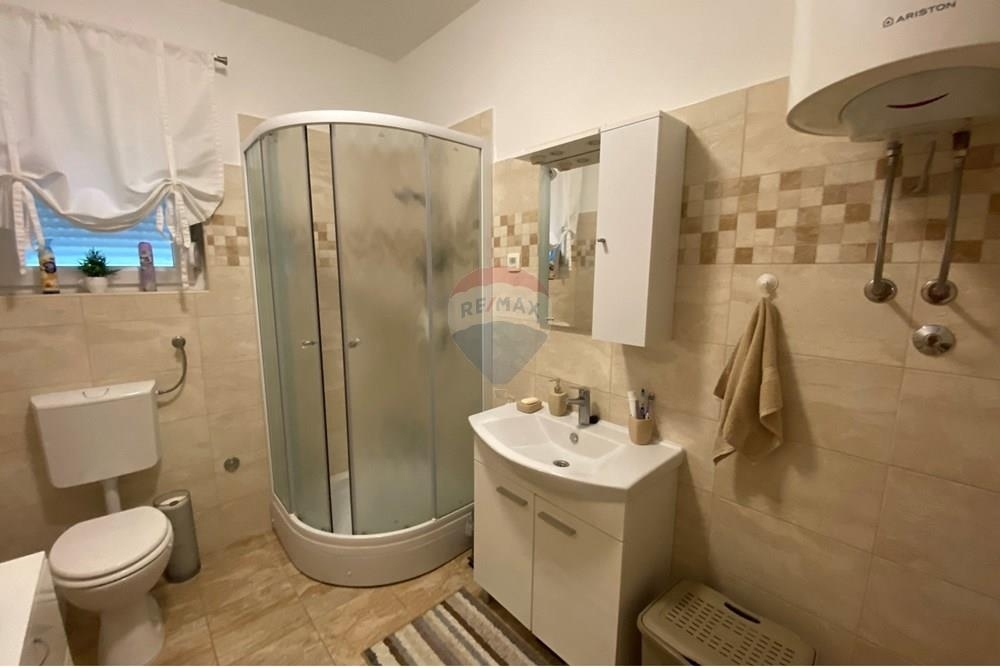 LJUBAČKI STANOVI - HIŠA Z DVEMA APARTMAJEMA 170 m OD MORJA