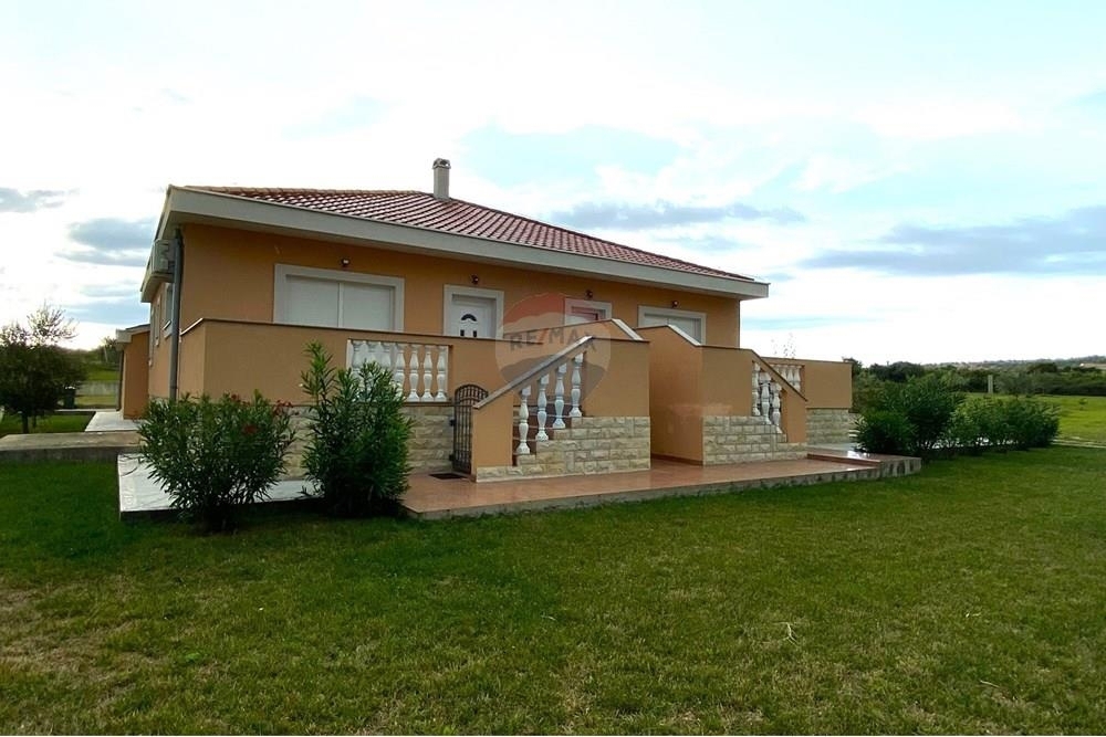 LJUBAČKI STANOVI - HIŠA Z DVEMA APARTMAJEMA 170 m OD MORJA