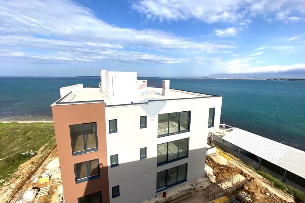 PRIVLAKA, 1. VRSTA DO MORJA - PRITLIČNI APARTMA Z VRTOM
