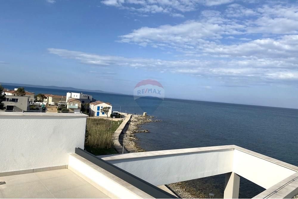 PRIVLAKA, 1. VRSTA DO MORJA - PRITLIČNI APARTMA Z VRTOM