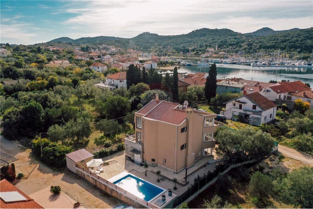 Hiša Sutomišćica, Preko, 235m2