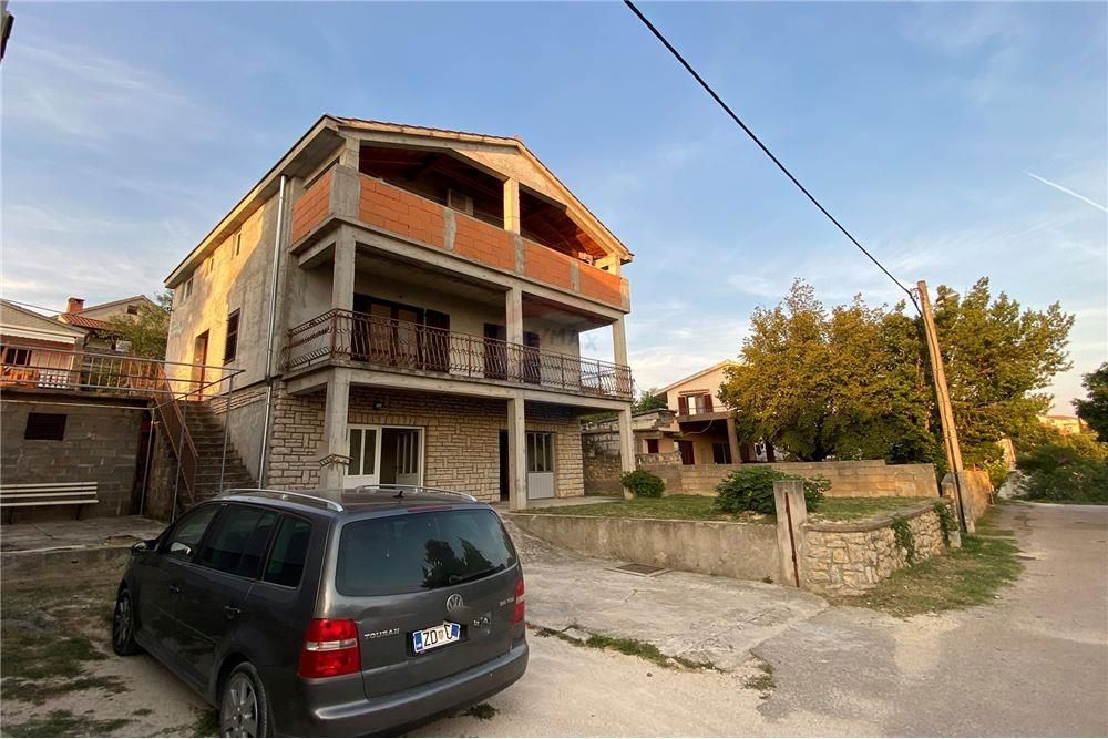 Hiša Maslenica, Jasenice, 263m2