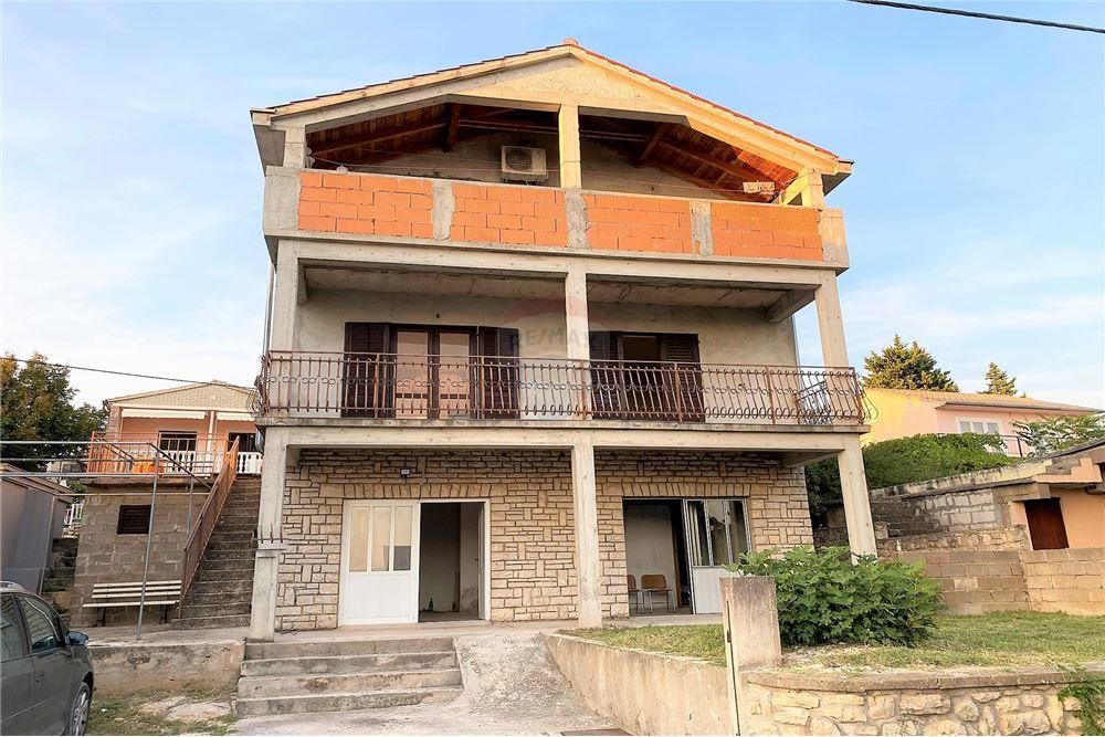 Hiša Maslenica, Jasenice, 263m2