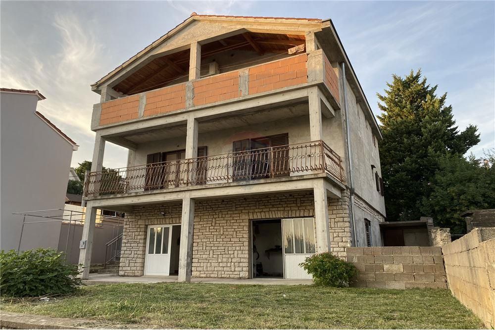 Hiša Maslenica, Jasenice, 263m2
