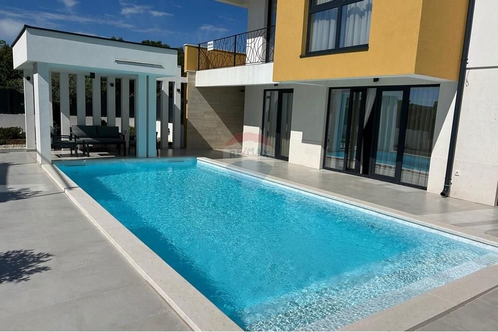 PRIDRAGA - MODERNA VILA Z BAZENOM IN POGLEDOM NA MORJE!