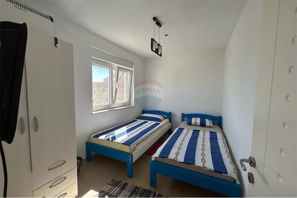 Proboj, Pag - hiša z bazenom