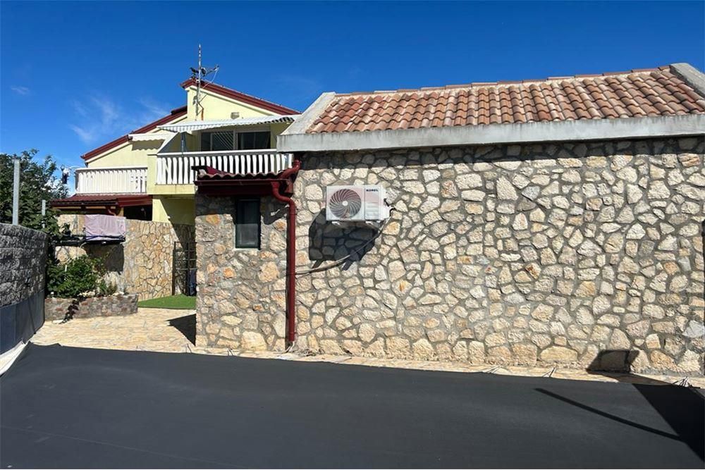 Proboj, Pag - hiša z bazenom