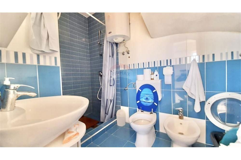 Proboj, Pag - hiša z bazenom
