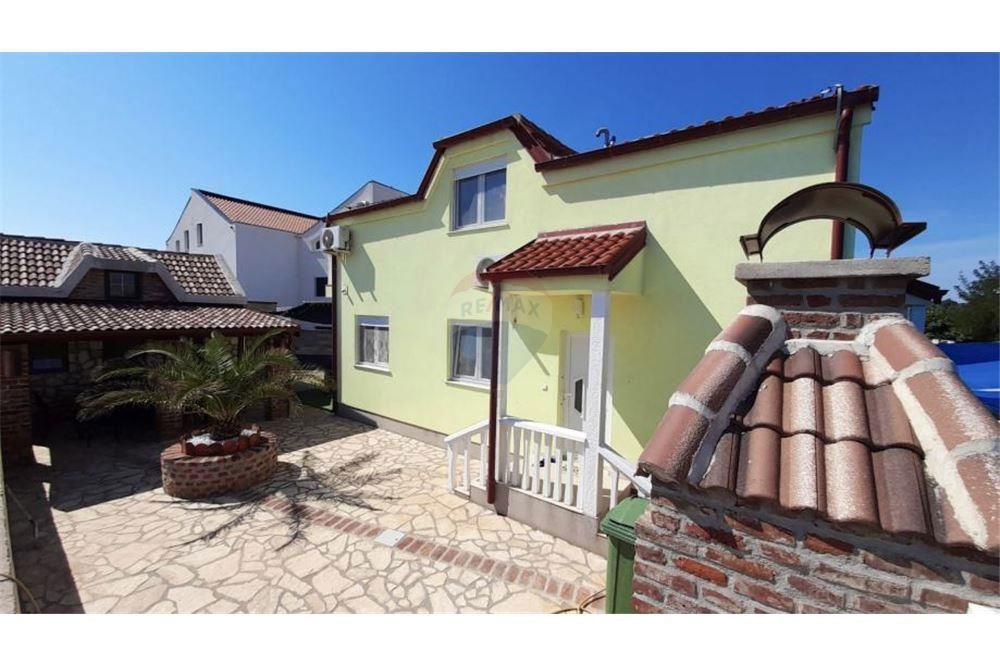 Proboj, Pag - hiša z bazenom