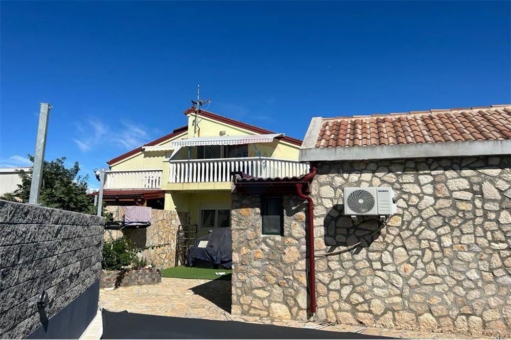 Proboj, Pag - hiša z bazenom