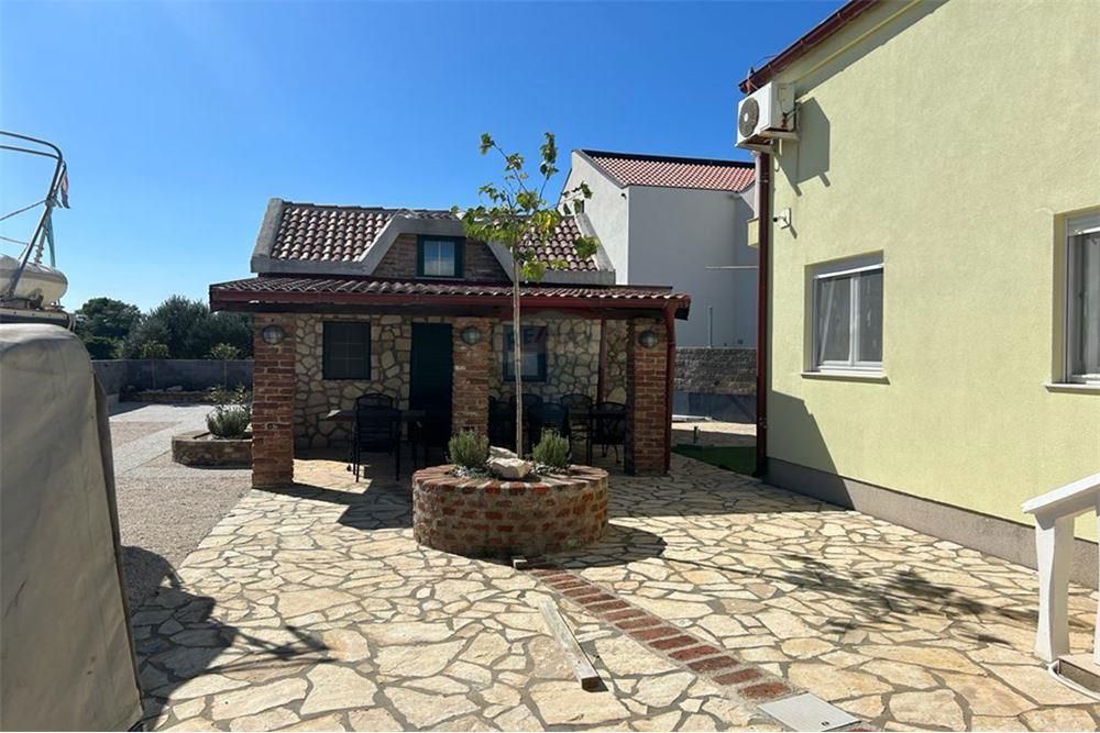 Proboj, Pag - hiša z bazenom